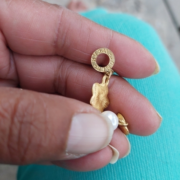 Vintage Jones Wear Faux Pearl and Gold-tone Rossettes Bracelet - Picture 4 of 6